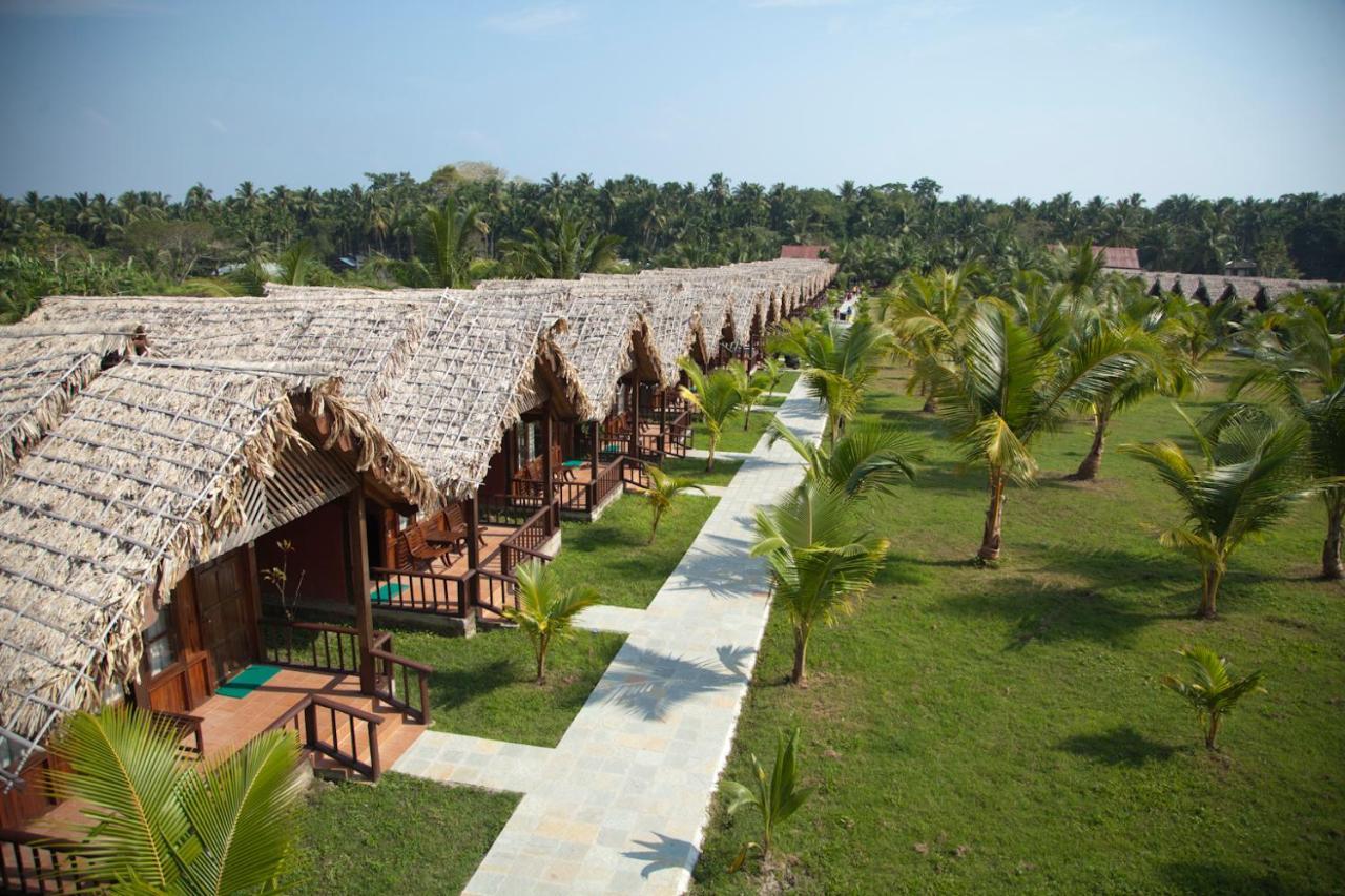 Symphony Palms Beach Resort And Spa Govind Nagar Esterno foto