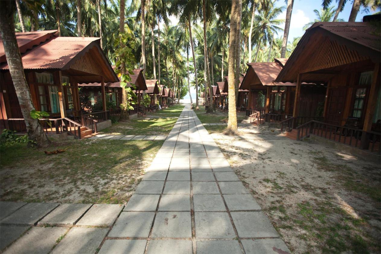 Symphony Palms Beach Resort And Spa Govind Nagar Esterno foto