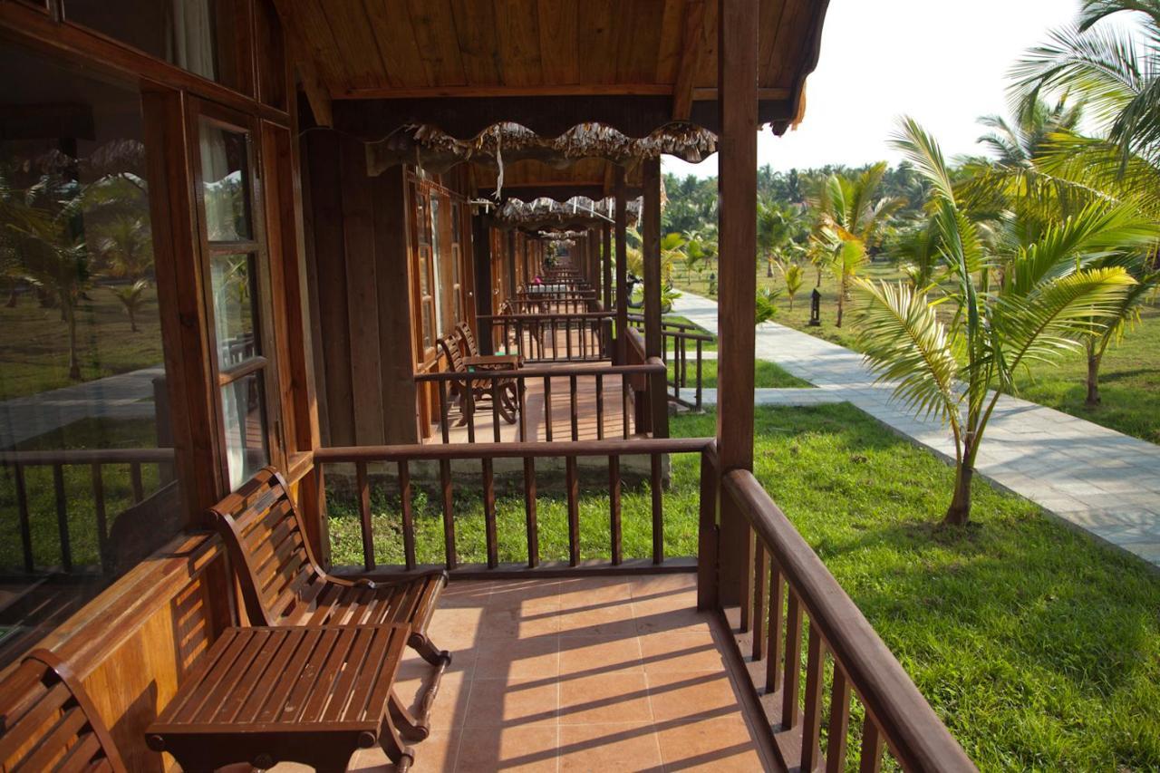 Symphony Palms Beach Resort And Spa Govind Nagar Esterno foto